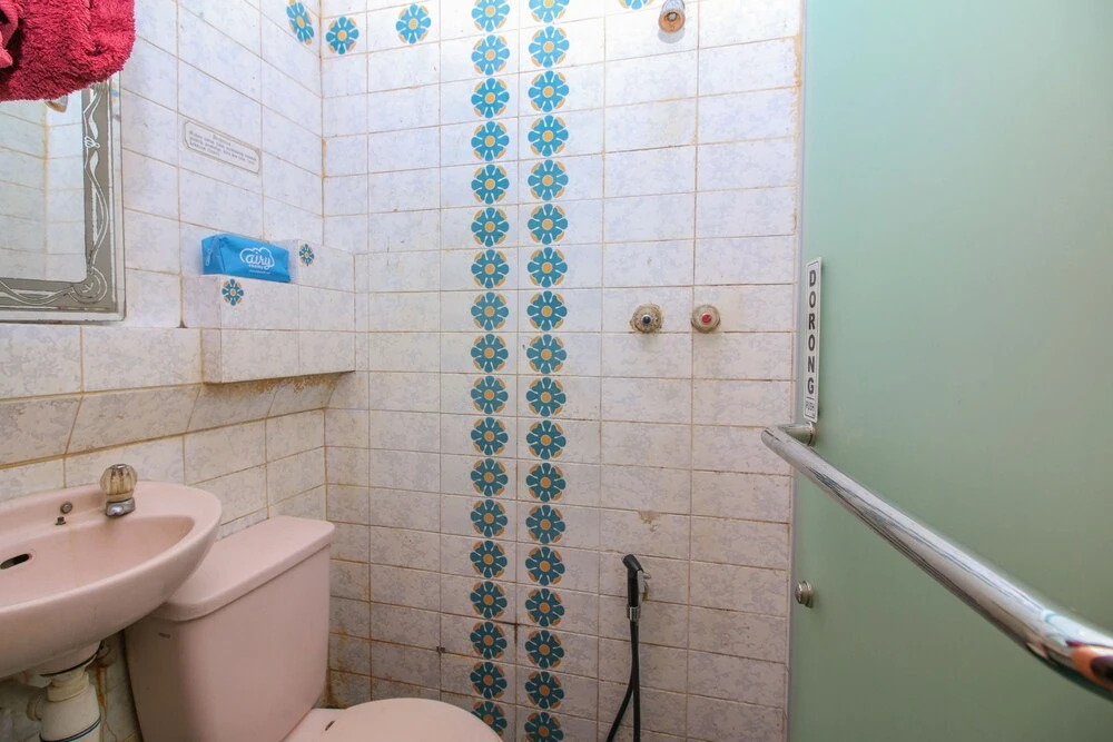 Airy Asemka Toko Tiga Seberang 27 Jakarta