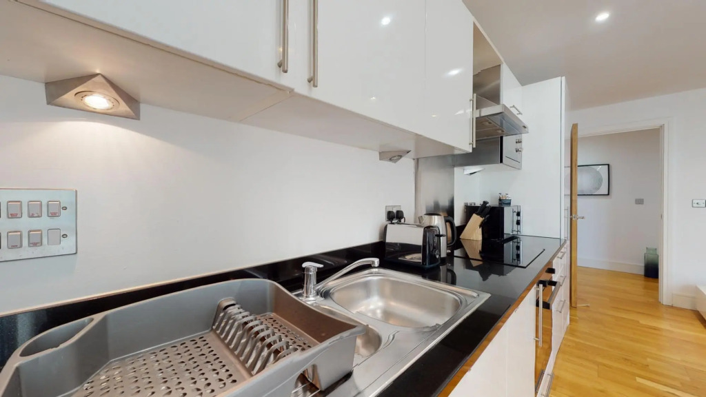 Comfy Two Bed Apartment w Balcony in Canary Wharf