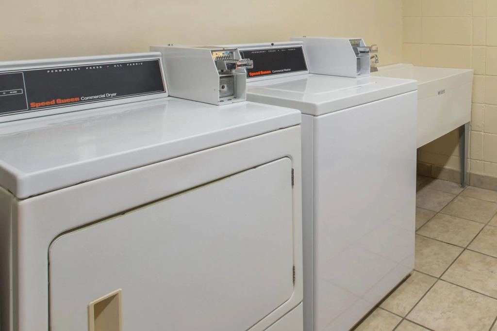 Days Inn & Suites by Wyndham Navarre - near Beaches Hurlburt