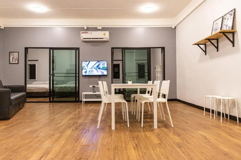 U4 Large 2 bed rooms full kitchen 200m to BTS