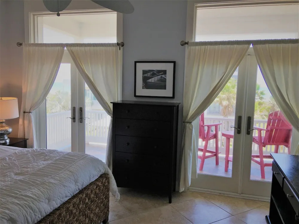Family Tides Home 3 Bedrooms 4 Bathrooms Home