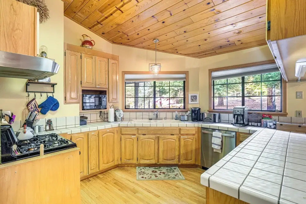 Fire Pit, Gazebo & Grill: Family Cabin in Arnold!