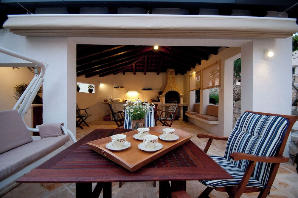 House Mrcela 200m From Beach