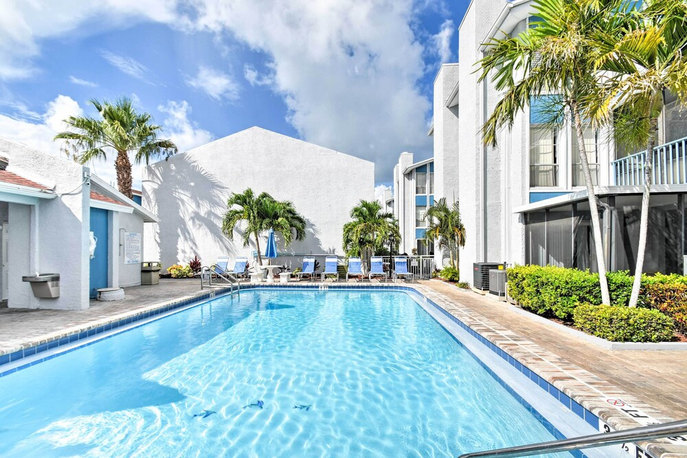 Coastal Madeira Beach Condo - Walk to Gulf!