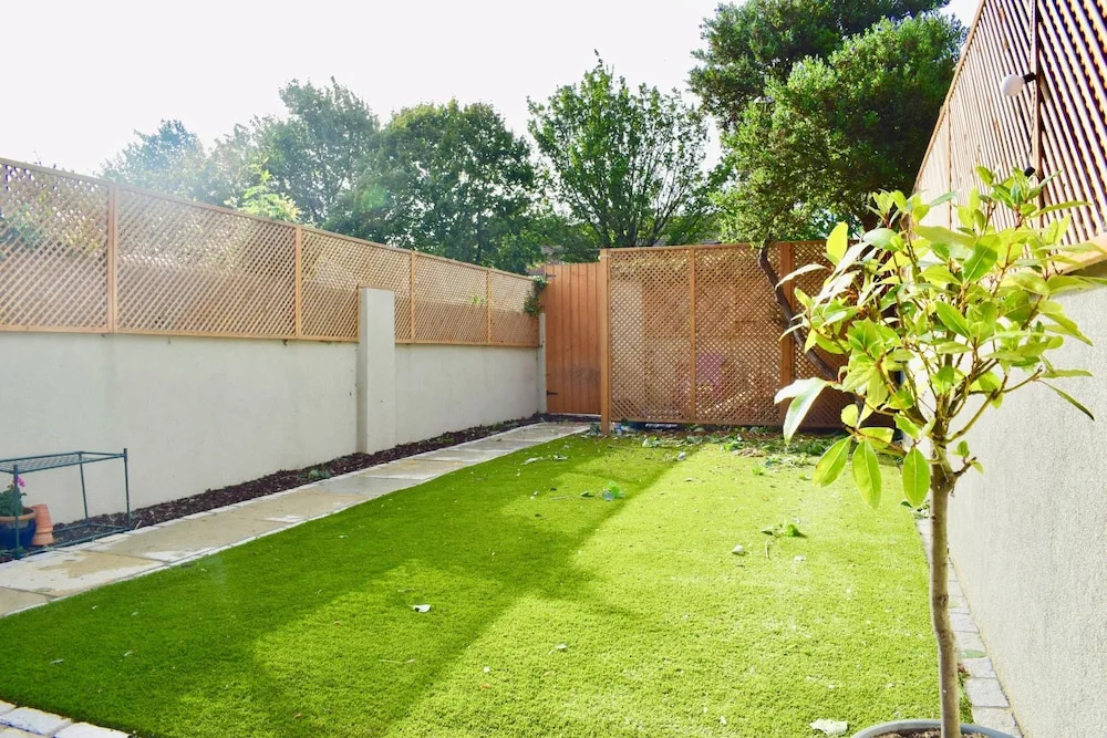 Bright 2 Bedroom Dublin House With Large Garden