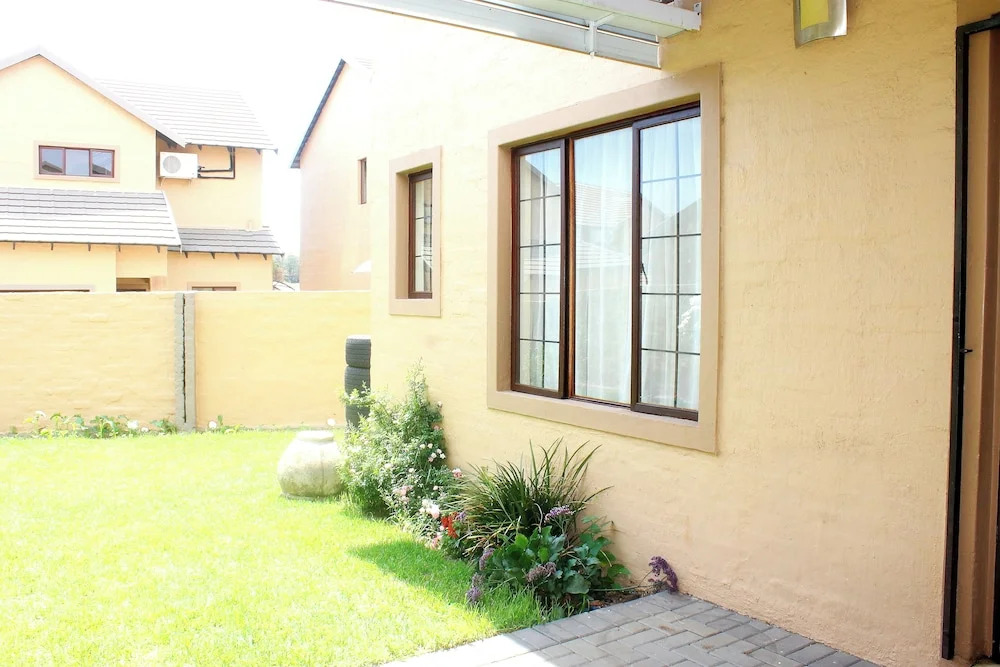 Cozy 3 Bed Duplex ,sleeps 6 With Double Bathroom