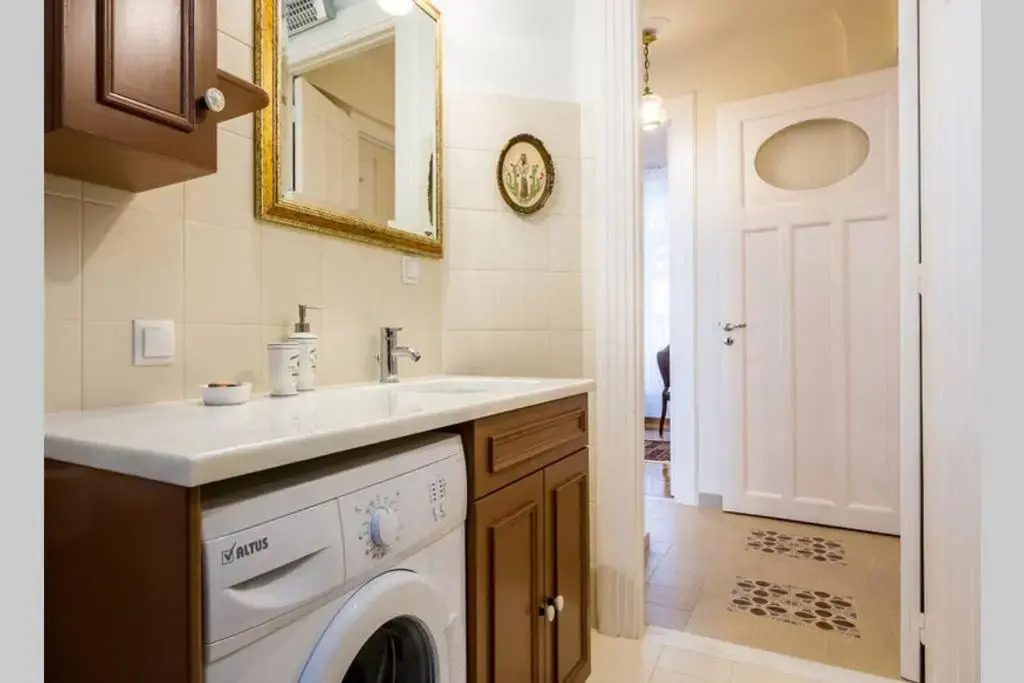 Neoclassical apartment with 3 bedrooms in Piraeus