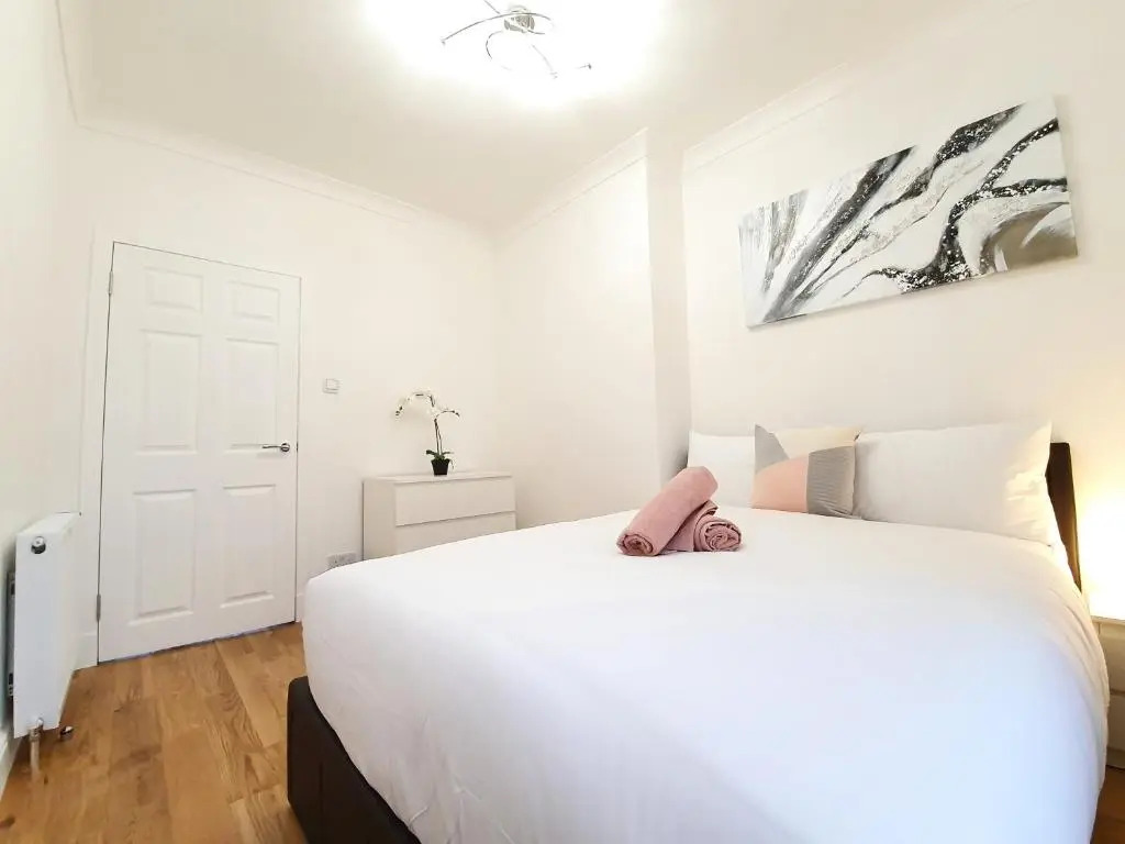 Glasgow Comfortable and Modern 3 Bedroom Mid Terraced Villa