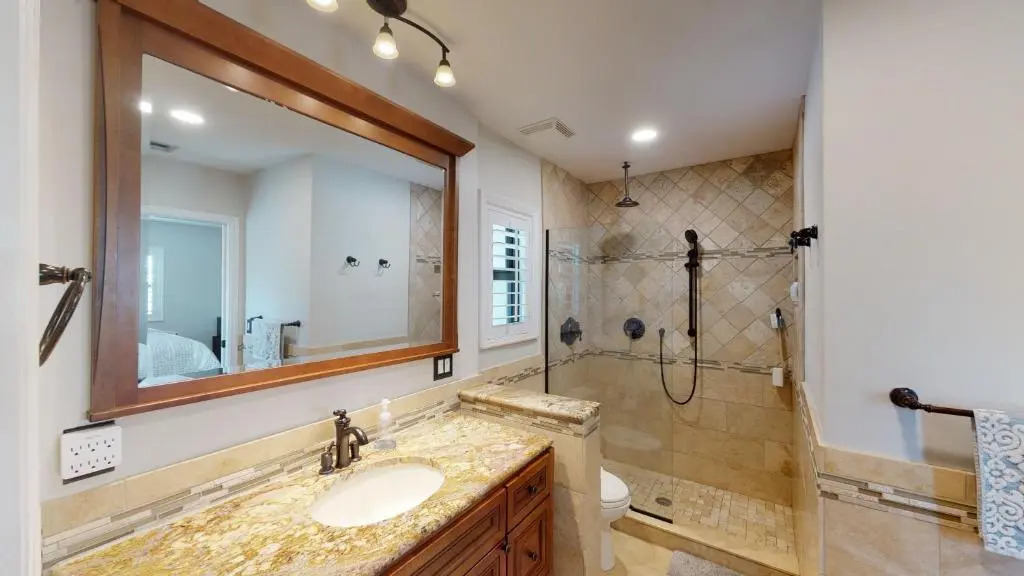 2 Bed Waterfront House I Minutes Away From The Beach