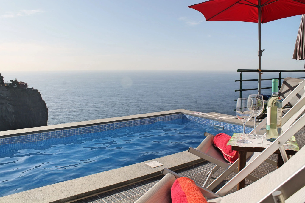 Perched above village with heated pool & ocean views | Casa Jardim Mar