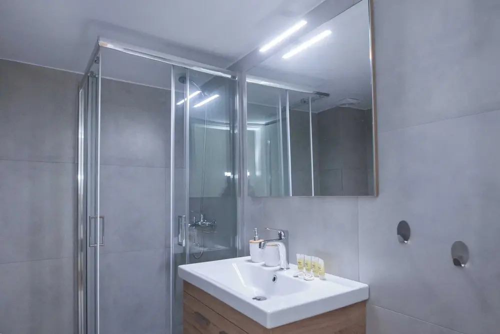 Fresh Urban Apt with Balcony in Zografou