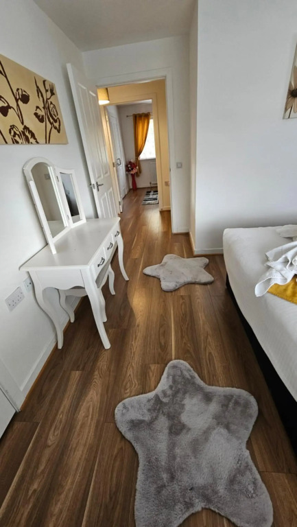 Silverburn new house with free parking and nice garden