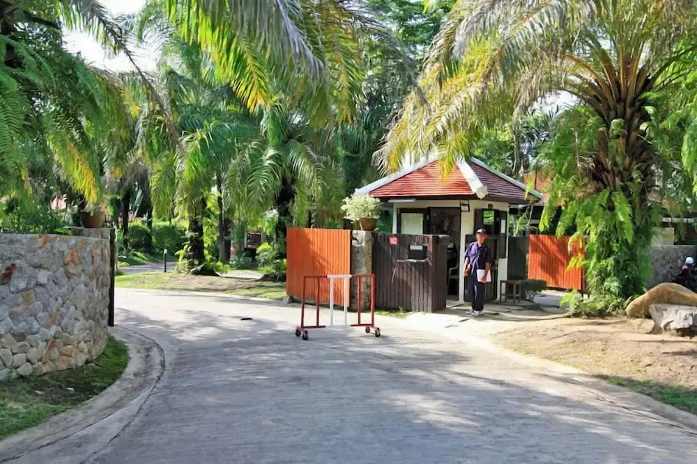 Tropical Poolside Villa - SGB4