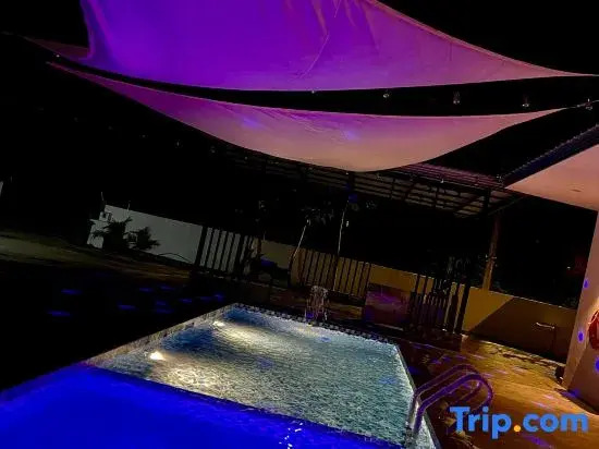 The Rina Homestay• Private Pool • Karaoke • BBQ