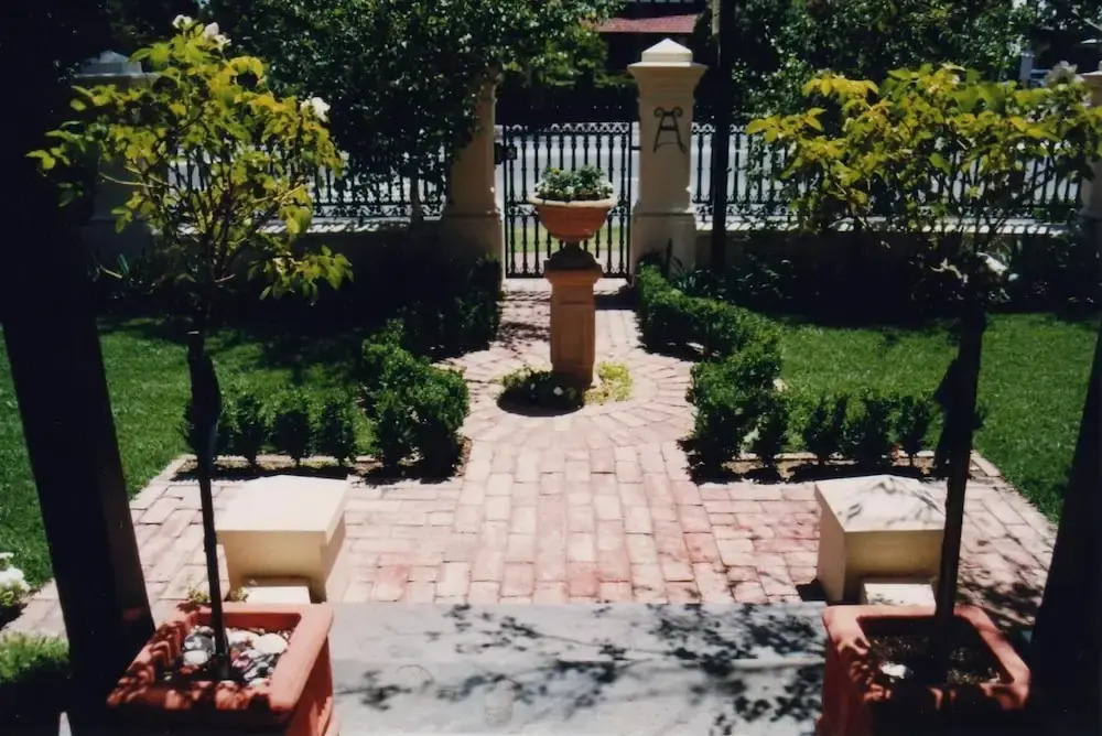 Water Bay Villa Bed and Breakfast