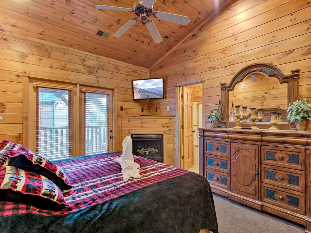 The Great Escape II 5 Bedroom Mountain View Home with Hot Tub