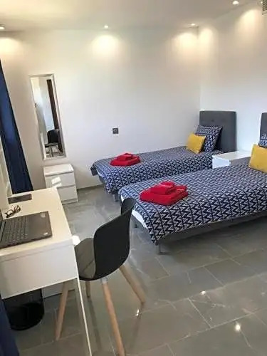 Debbies Crew House