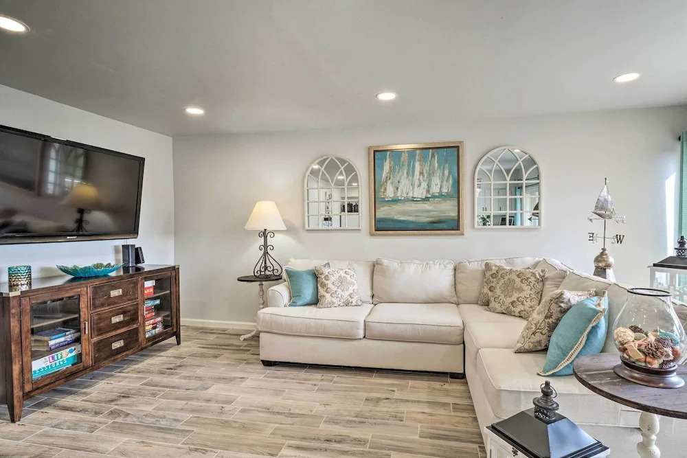 Lakefront Resort Living: Pool, Golf, Tennis & More
