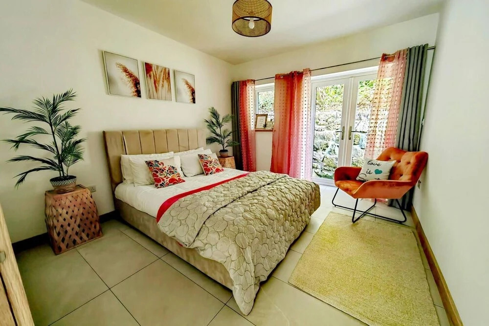 4 Bed Villa Sleeps 8 -Private Terrace-Free parking