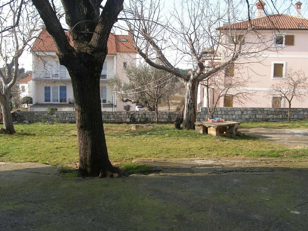 Cozy 4 Person Apartment Marija