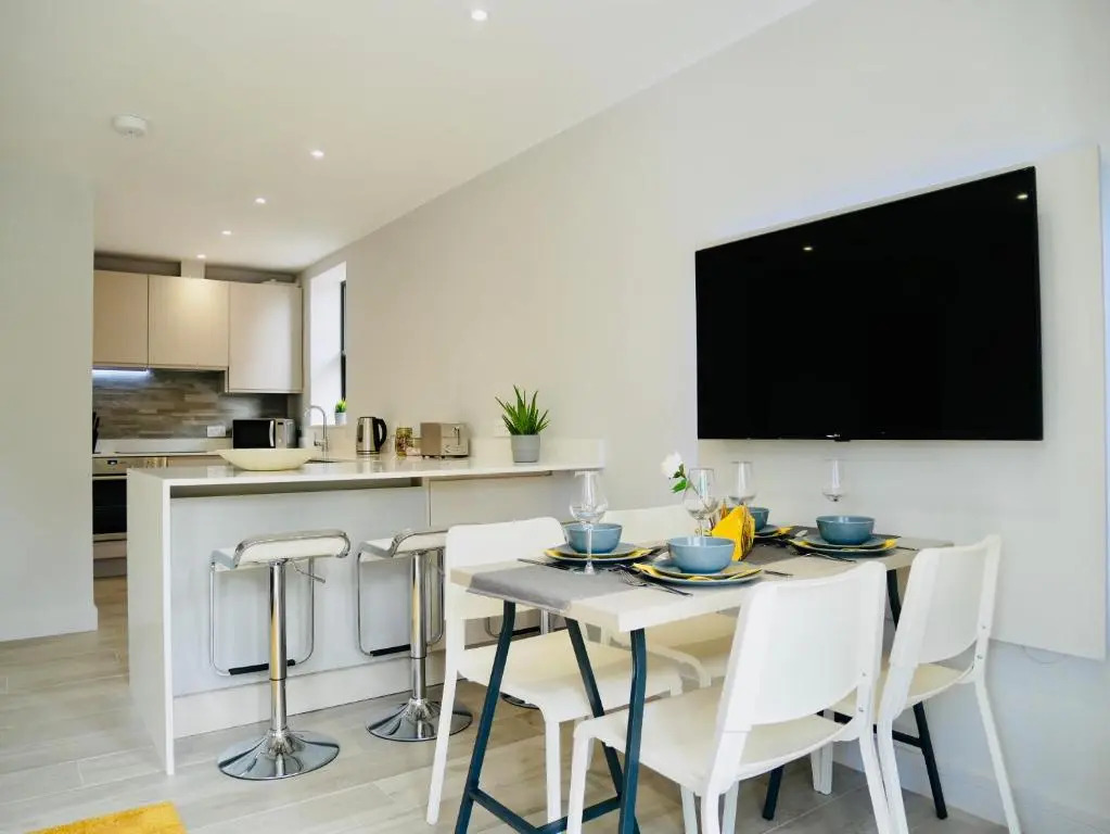 Beautiful AlumPointe Apartment - 400m to the beach