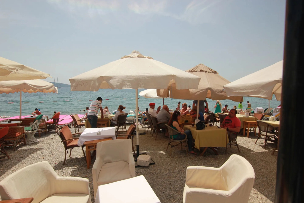 Artemis Hotel