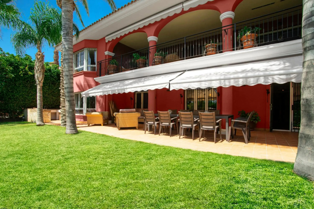 9 Bedroom 5 Star Luxury Villa & Heated Pool for 5 to 28 Guests near Alicante