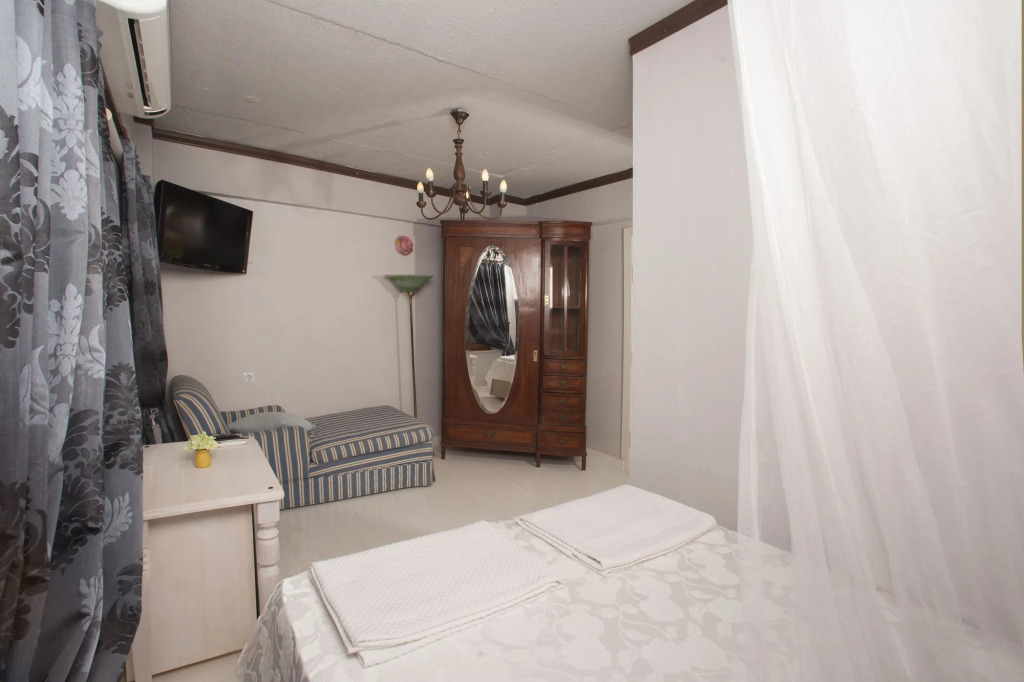 Iola Hotel