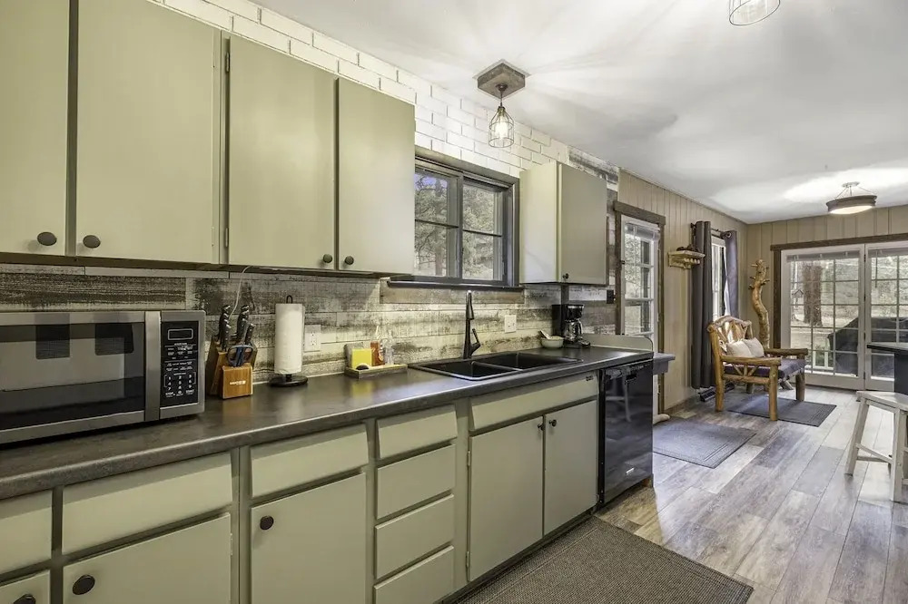 Aspen View Getaway - Monthly Long-term Vacation Rental 30+ Days -- Estes Park 4 Bedroom Home by RedAwning