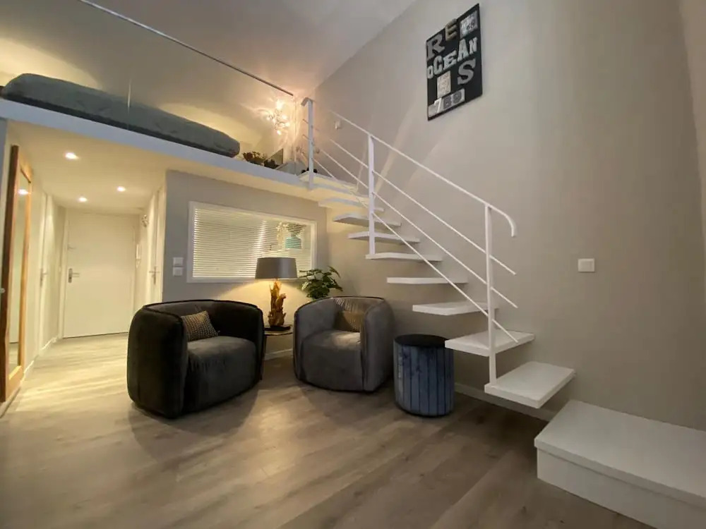 Villa on Côte dAzur with Beachfront Views