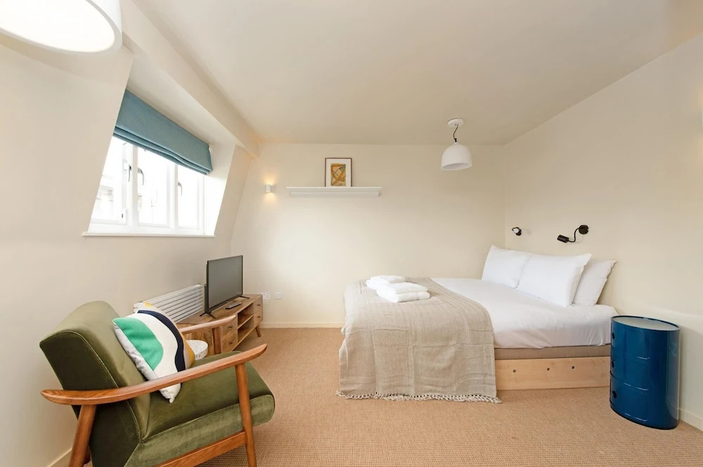 Large Studio With Garden Views in Leafy NW London