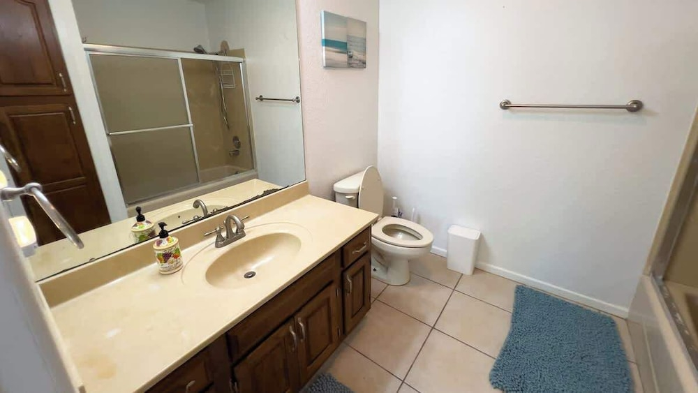 Fun Retro Island Vibe - Sleeps 17 - Beach 1 Block