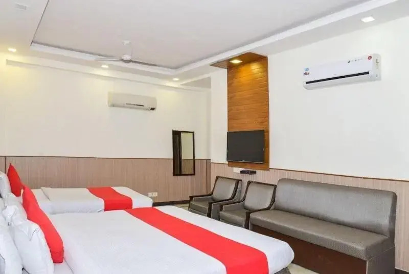 HOTEL SR PALACE, 5 mins from IGI & Domestic Airport Delhi