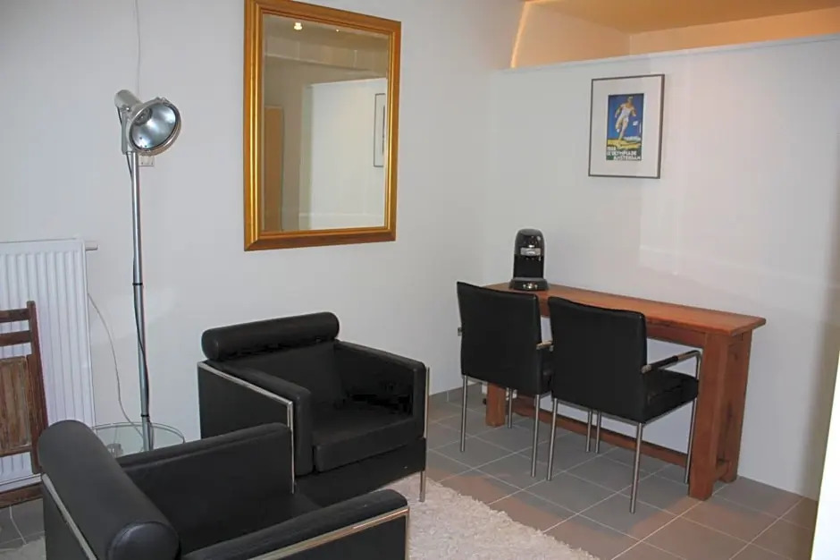 At number 6, B&B or bed only, 150 mtr from tram stop 20 min to centre