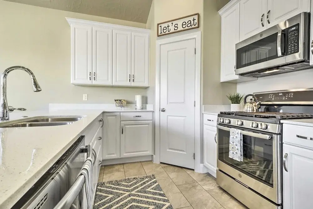 Washington Townhome w/ Patio + Resort Perks!