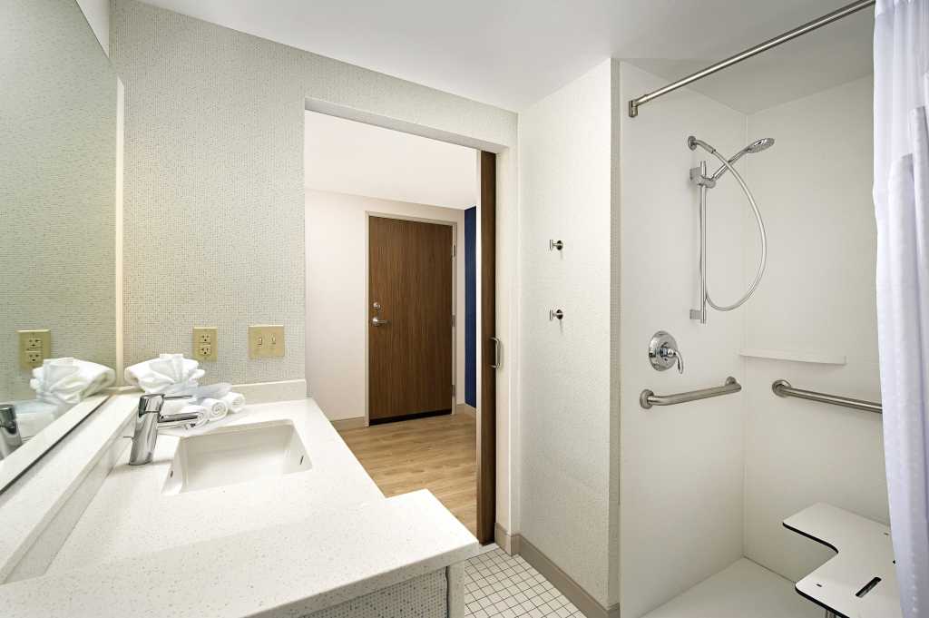 Holiday Inn Express & Suites Altoona by IHG