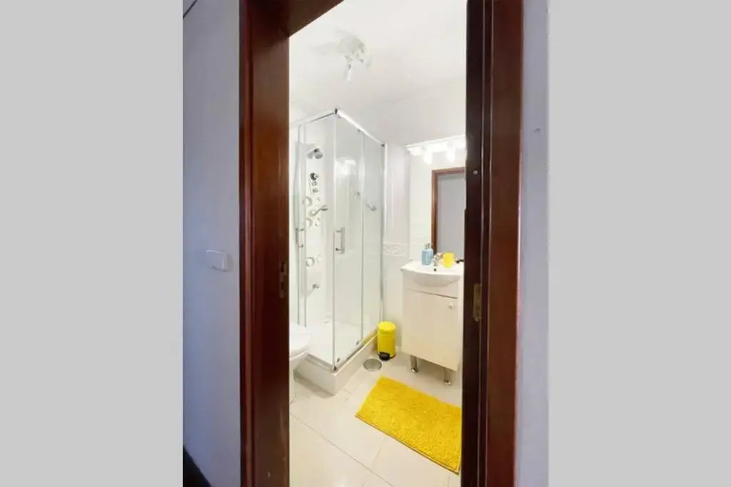 Yellow House Aveiro Free Netflix and garage