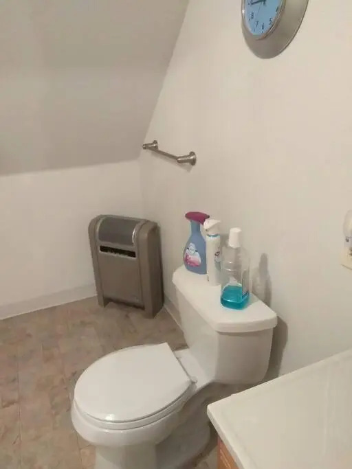 Quiet upstairs studio close to town 420 friendly