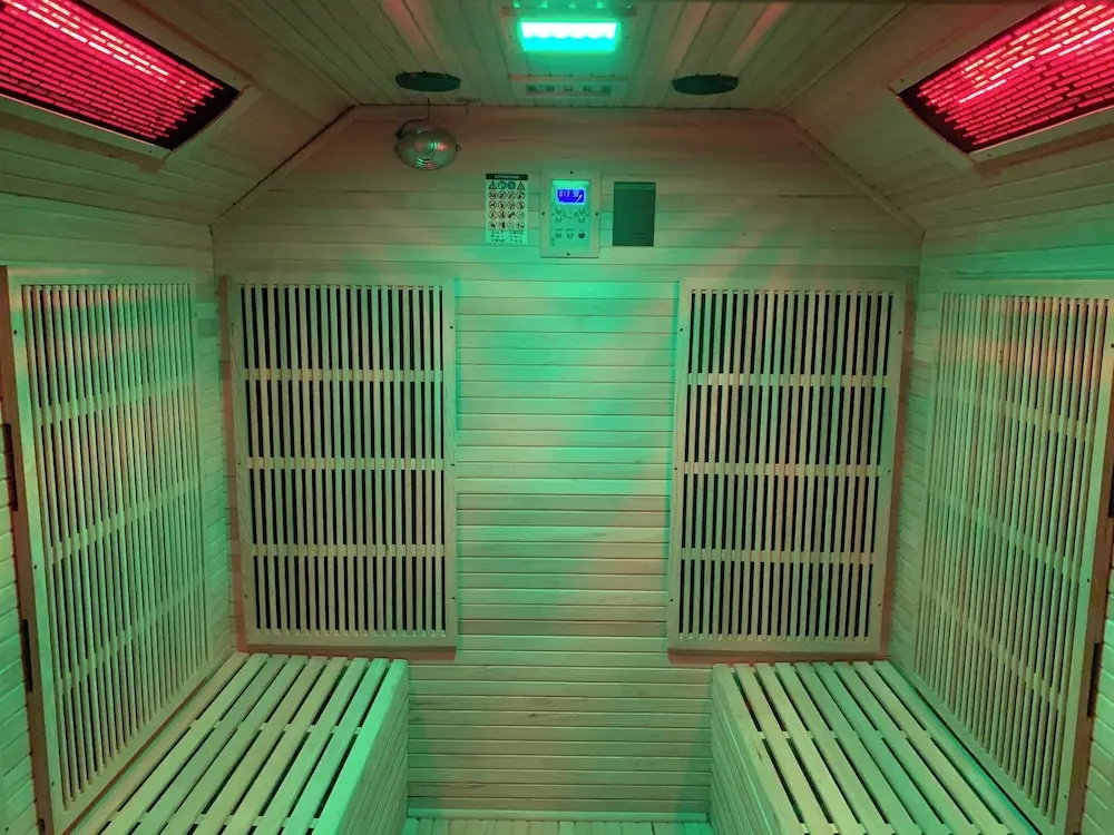 Charming Retreat With Hot Tub Sauna Sleeps 4