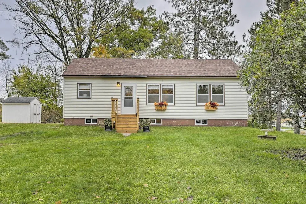 Birchwood Cottage With Red Cedar Lake Access!