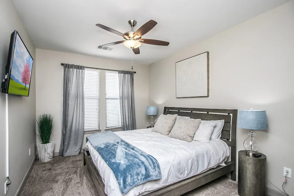 Rooftop Pool, Views, Close to Shops & Dining C4427