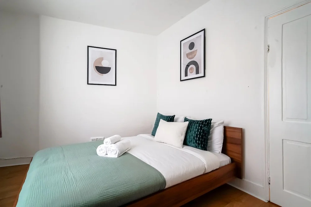Liverpool Street 2BR City Apartment