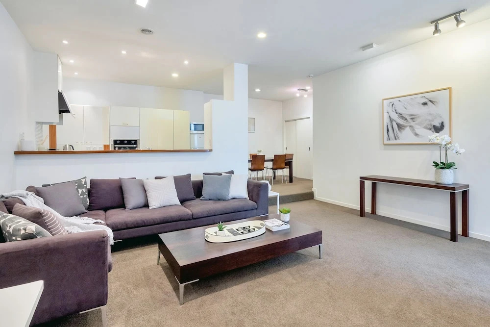Spacious 2BR Near Westfield Newmarket