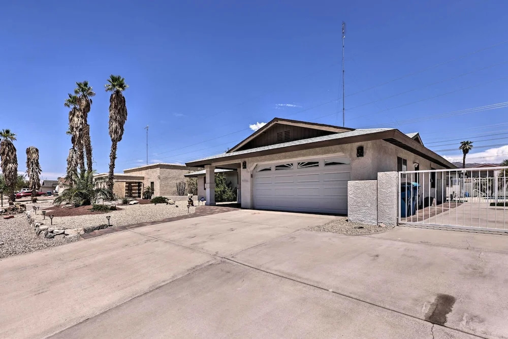 4 Mi to Lake Havasu: Luxe Home in Arizona!
