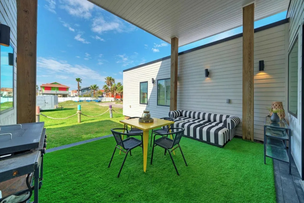 Modern Design, 3 Mins to the Beach Boat Parking The Beach Box by Avantstay