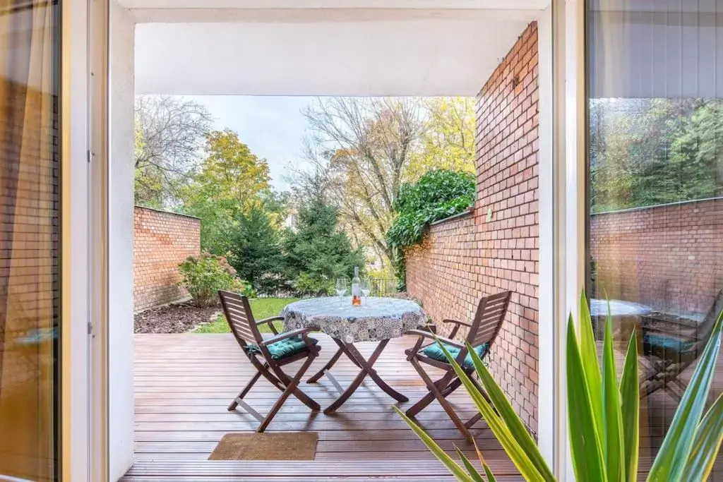 Cozy Apartment with Garden in the Castle District