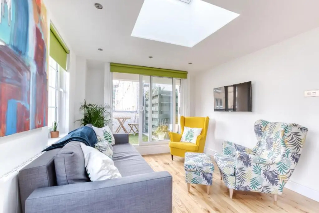 Central Bright 3 Bed Flat with Pool & Parking