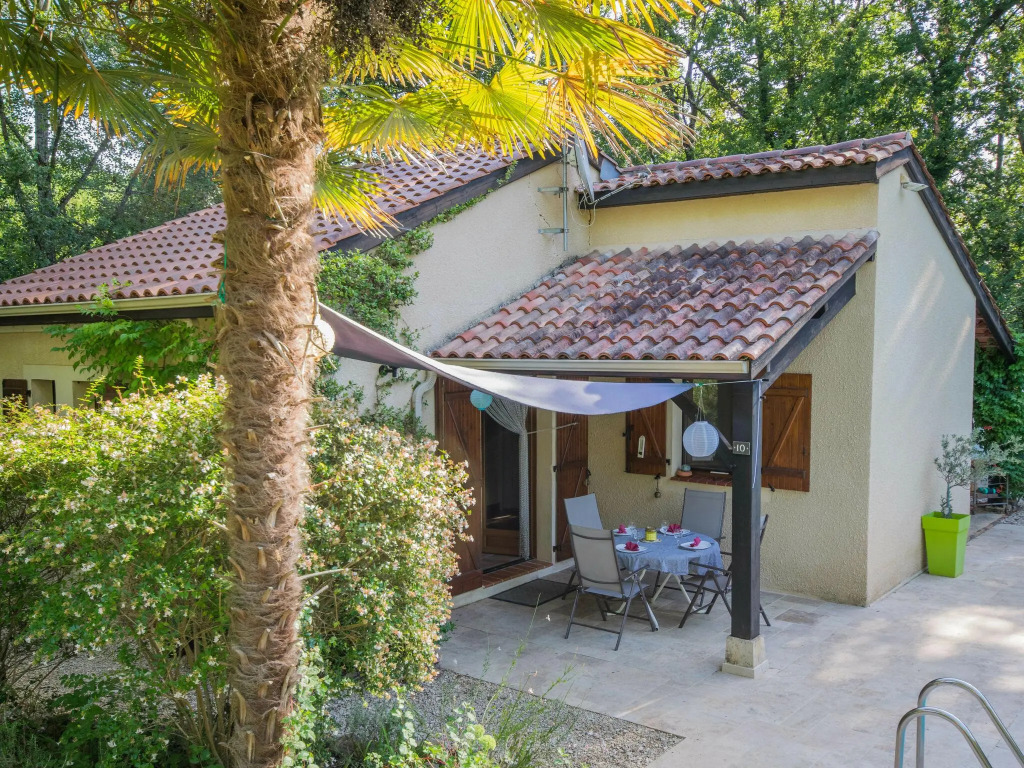 Cosy gite with secluded garden, private swimming pool in beautiful surroundings.