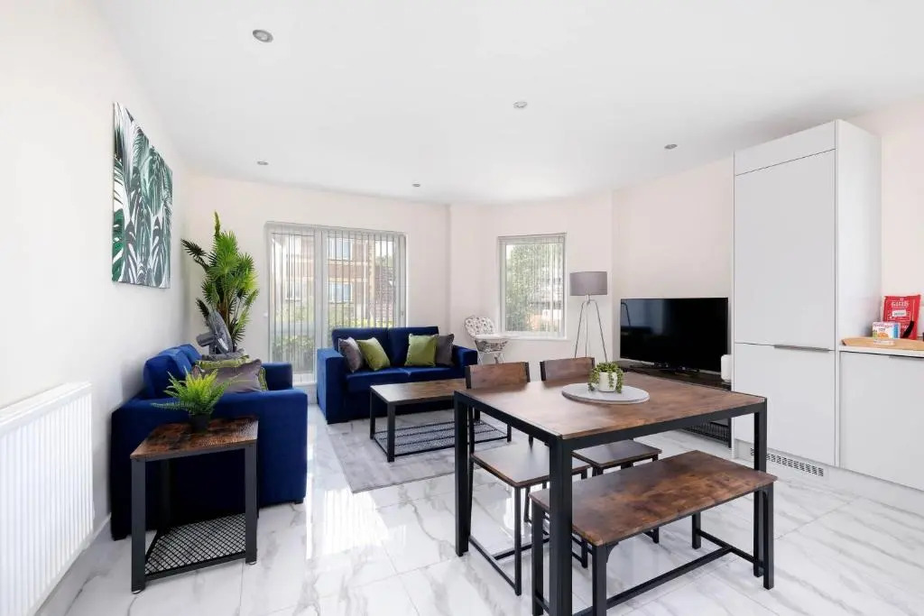 Oxford Rd 2 Bed Serviced Apartment 06 with Parking, Reading