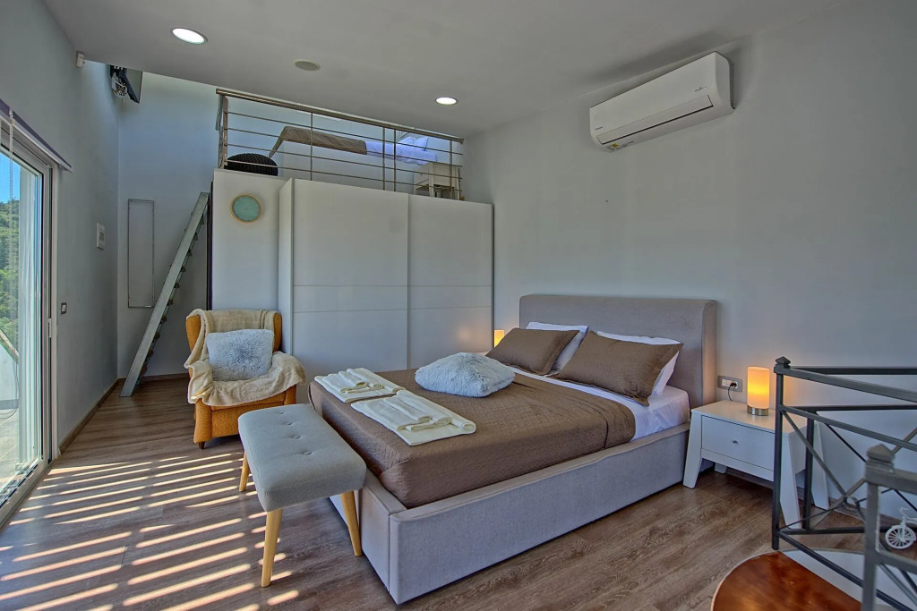 Villa Amfithea in Plaka BY APOKORONAS-VILLAS